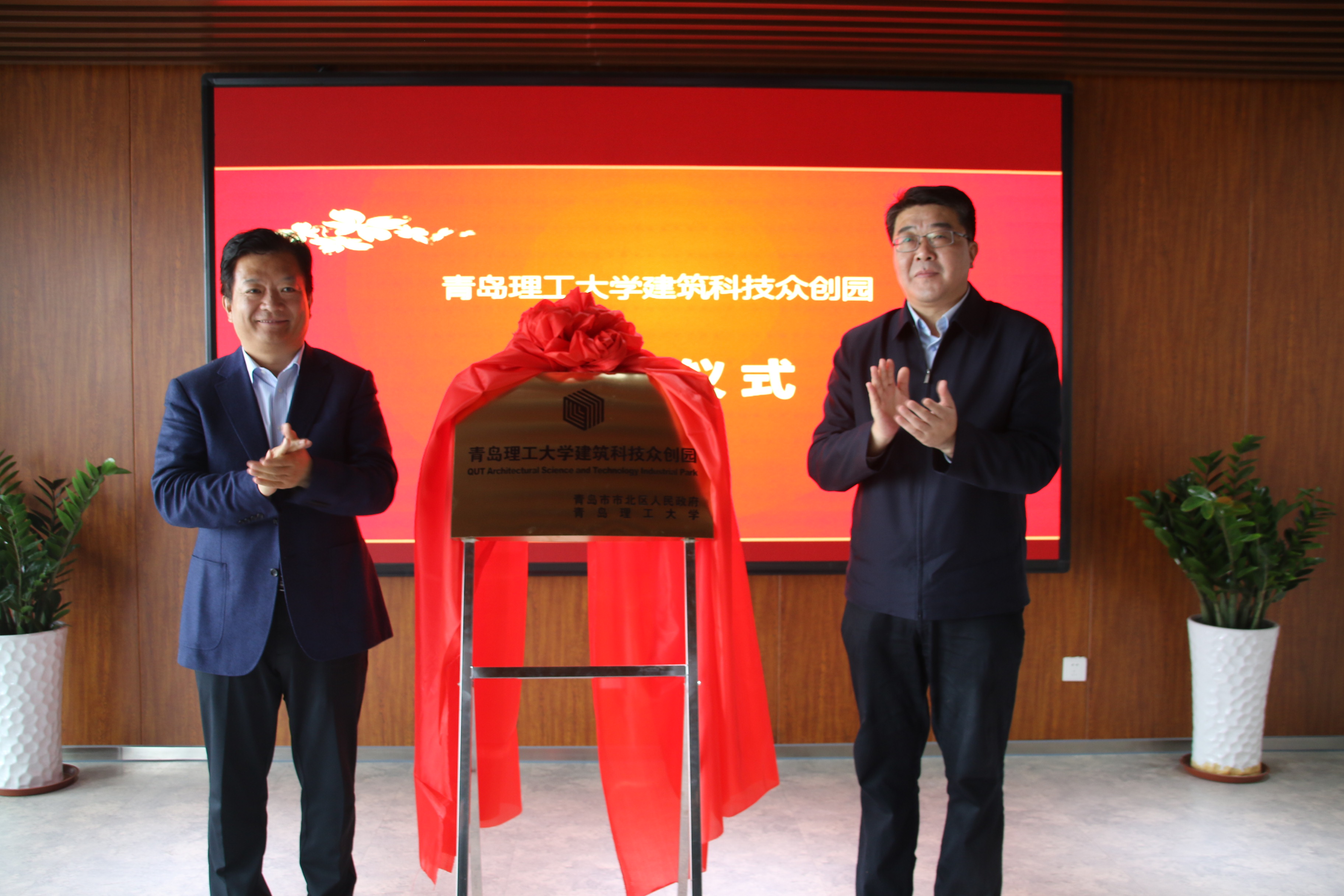 生动宣讲与积极学习同频共振 让十九大精神深植于心力践于行 我校扎实推进十九大精神落地生根 中国共产党第十九次全国代表大会于2017年10月18日至24日在北京胜利召开。我校把学习宣传贯彻党的十九大精神作为当前和今后一个时期的首要政治任务,学校制定下发《关于认真学习宣传贯彻党的十九大精神的通知》《学习宣传贯彻十九大精神实施方案》,切实在学懂、弄通、做实上下功夫,落实层层传达、落实认真学习、落实集中宣讲、落实领导干部示范,并着力将学习贯彻落实十九大精神与学习习近平对教育的系列重要论断紧密结合,与学校的改革发