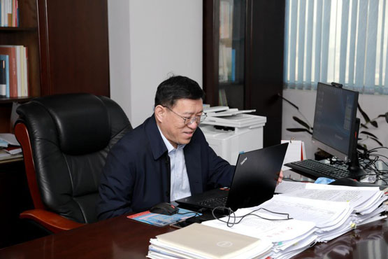 青岛理工大学校长谭秀森在线参加主题班会